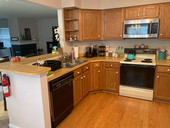 Cocina espaciosa - 5608 Willoughby Newton Dr