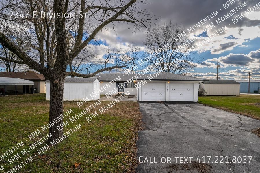 Comfy Home with 4Car Garage House Rental in Springfield, MO