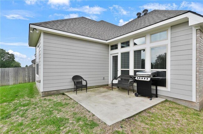 Foto del edificio - July Move-In! Beautiful 3 Bedroom home in ...