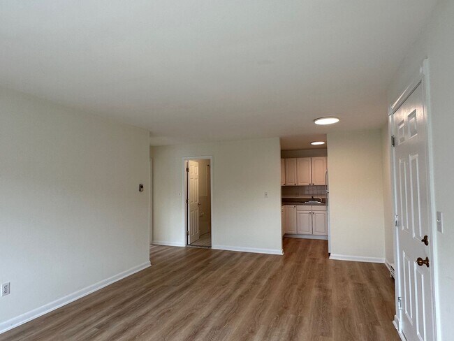 Foto del edificio - Large, updated 2 bedroom near the Green Line in Brighton
