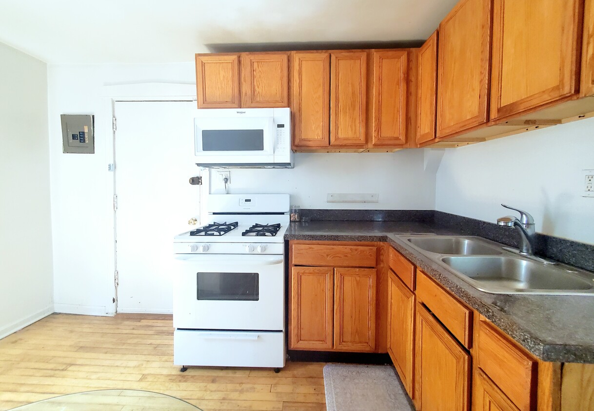 Primary Photo - Large 3 Bedroom 1.5 bath with separate LR/...