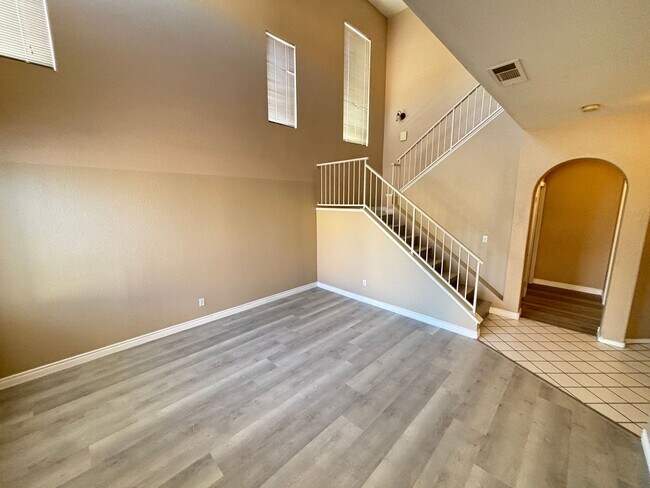 Building Photo - Beautiful 3Bed/2Bath/2Car residence located in Sunrise Manor / Winterwood area