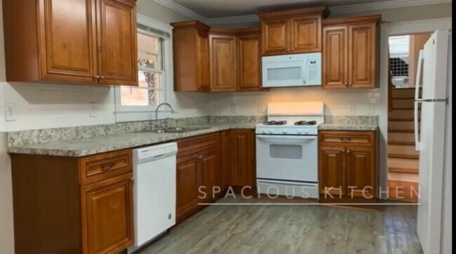 Building Photo - 3823 Kingswood Dr