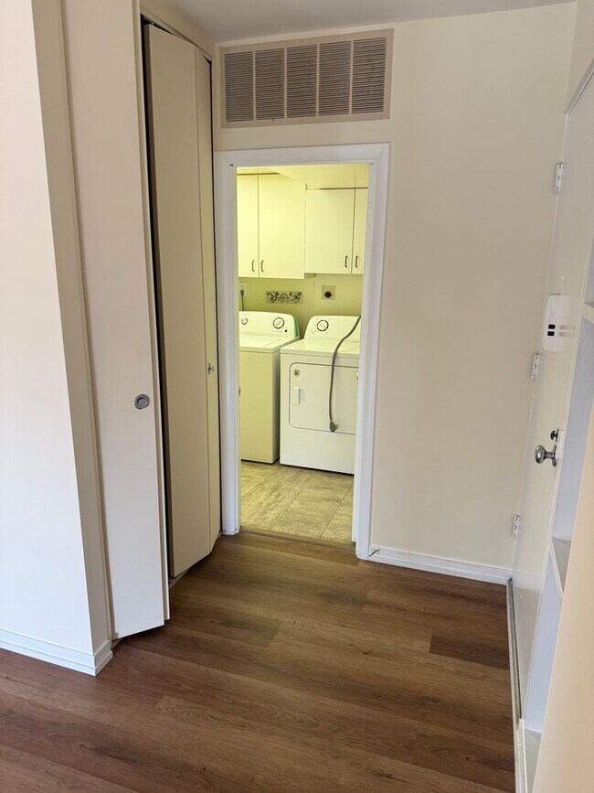 Foto del edificio - Chic & Comfortable 2BR/2BA Ground-Level Co...
