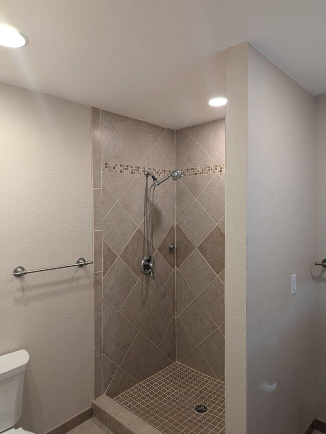 Building Photo - 2302 Garland Dr