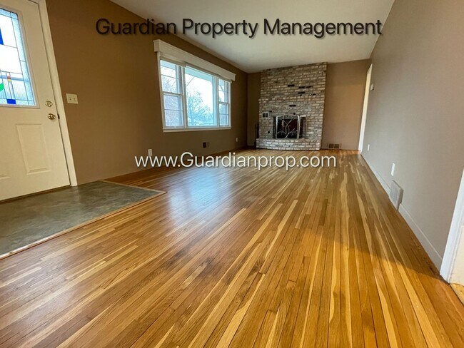 Foto del edificio - Single Family Home Featuring 2 Baths, 2 Car Garage, Fireplace, and Fenced in Yard