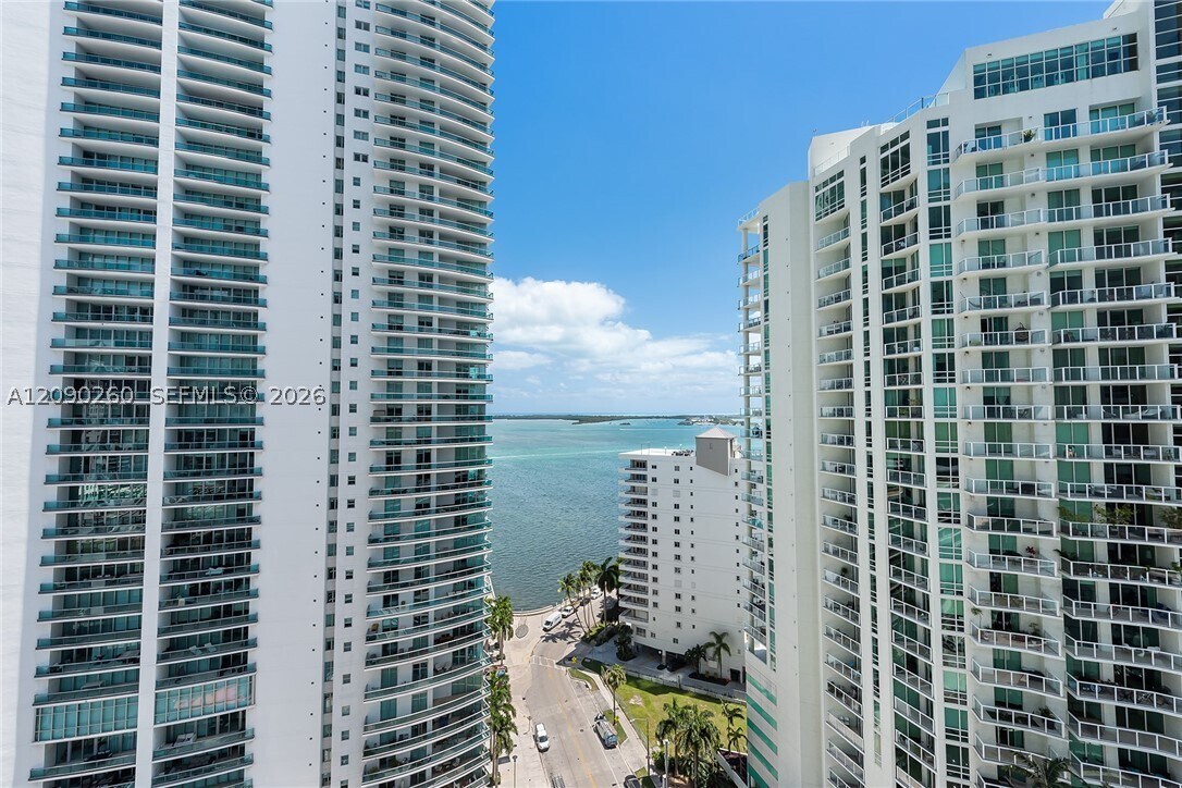 Building Photo - 1300 Brickell Bay Dr