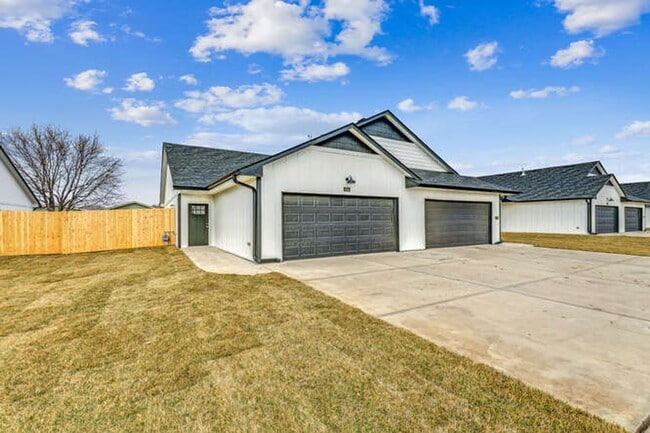Building Photo - 3 bedroom 2 bath Duplex  - Haysville Schools