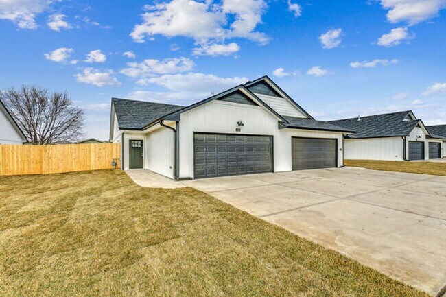 Building Photo - Gorgeous Town Home with fenced yard $1395 ...