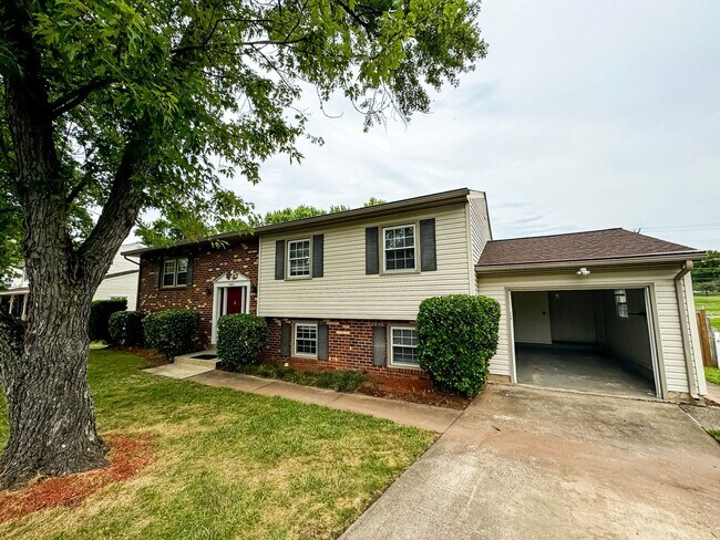 Foto del edificio - Spacious 5 Bed 3 Bath Home Walking Distanc...