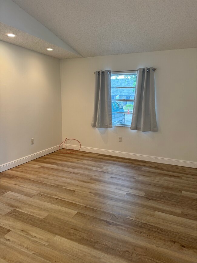 Building Photo - 2009 Oleander Blvd