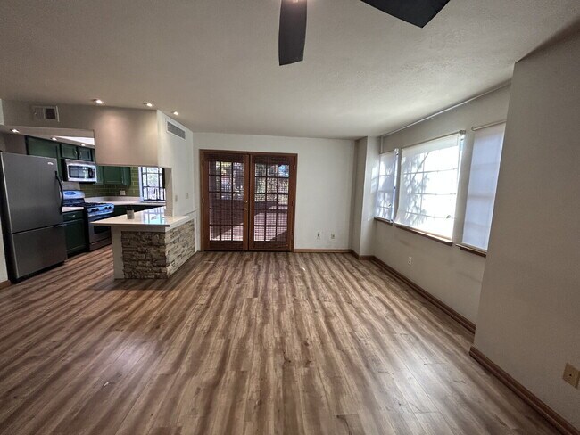 Foto del edificio - "Charming 2-Bed Townhouse Oasis with 2.5 Baths in Prime Las Vegas Location!"