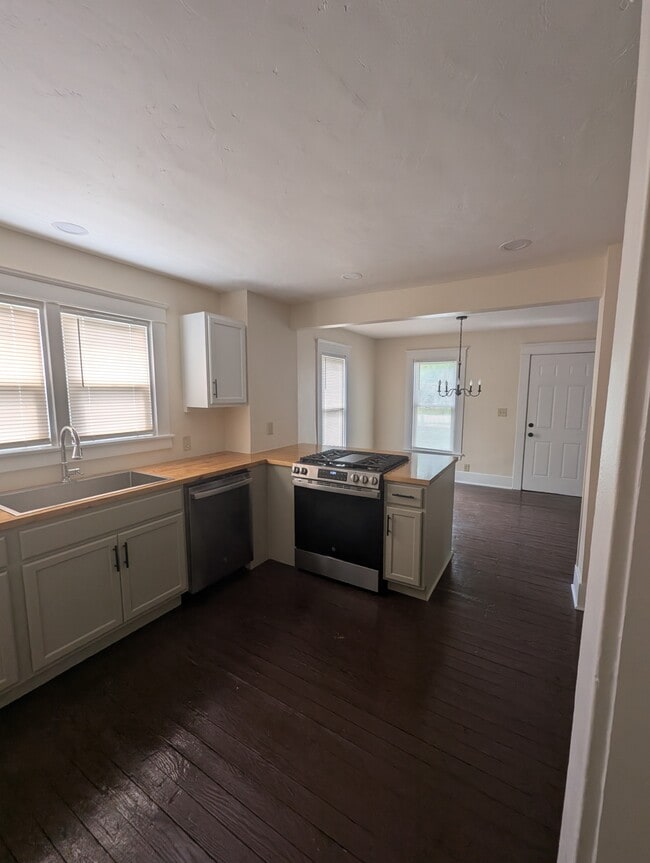 Kitchen - 2214 Hamilton Rd