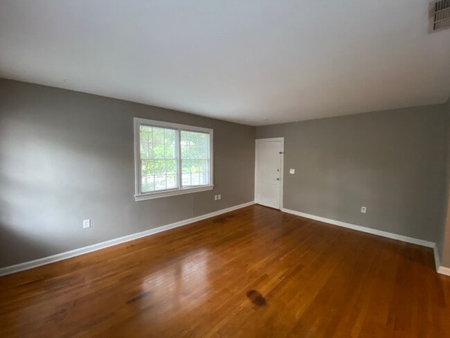 Building Photo - 1306 E Victory Dr