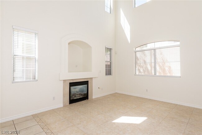 Building Photo - 975 Paisley St