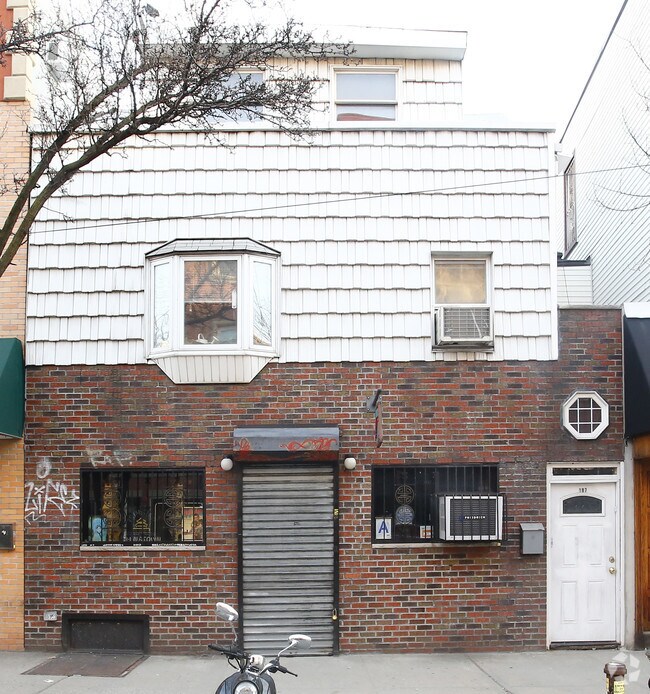Building Photo - 187 Grand St