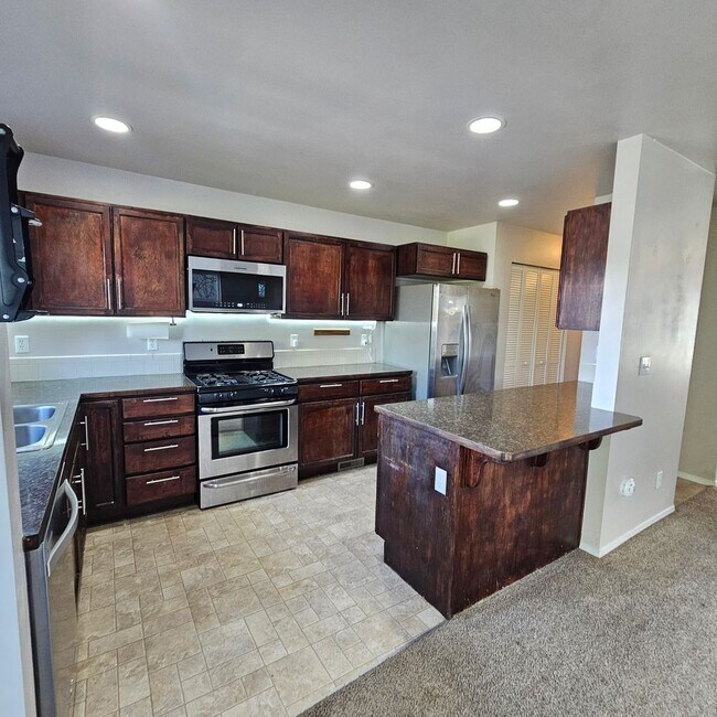 Building Photo - Beautiful Home with Mt. Rainier Views – Close to PSNS & Ferries