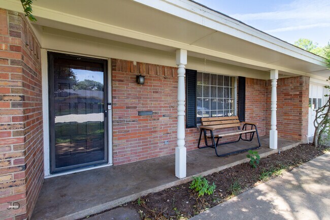 Foto del edificio - 1535 Primrose Dr