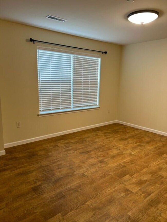 Foto del edificio - Like new 3 bedroom 2 1/2 bath townhouse