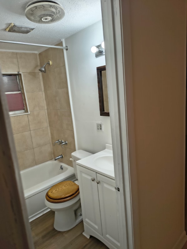 Building Photo - 830 N Temple Ave