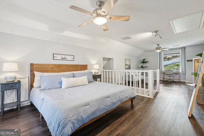 Foto del edificio - 8470 Lake Dr