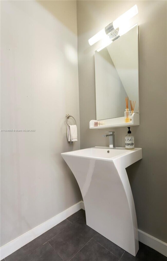 Foto del edificio - 3749 SW 27th Ln  3749 Miami Fl 33134