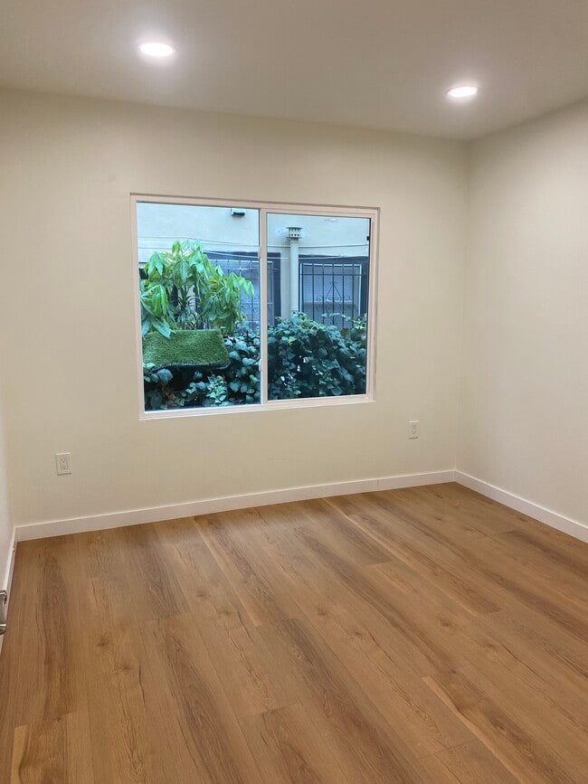 Building Photo - 1634 1/2 N Serrano Ave