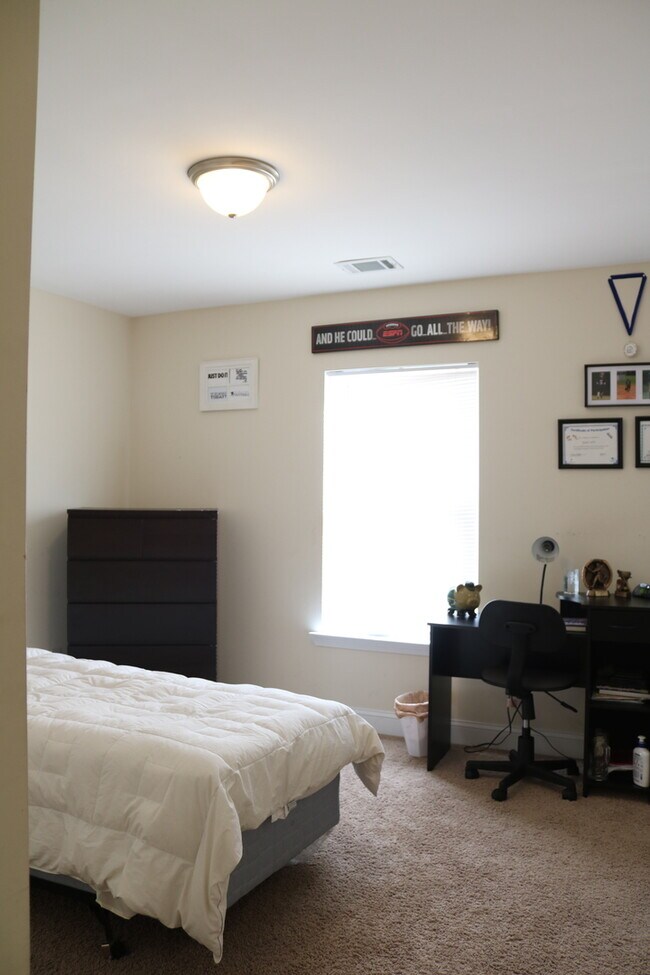 Foto del edificio - 4 Bedroom/ 2.5 Bath- Fenced in Back Yard