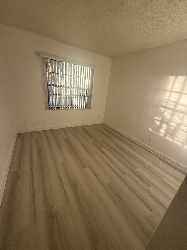 Foto del edificio - 3037 NW 92nd Ave