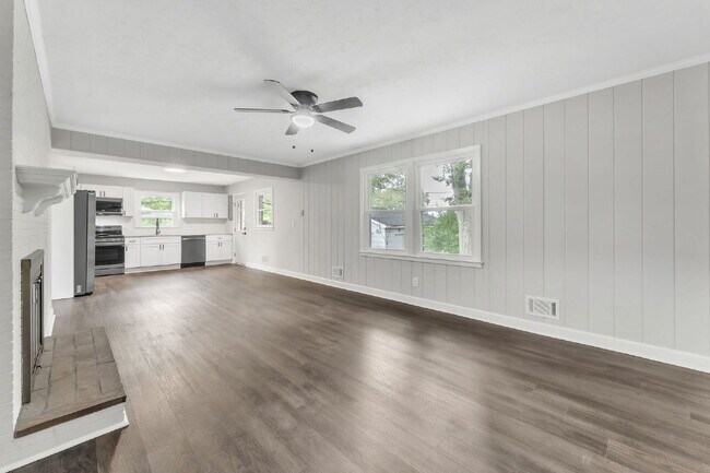 Building Photo - "Charming 3-Bedroom Spartanburg Retreat wi...