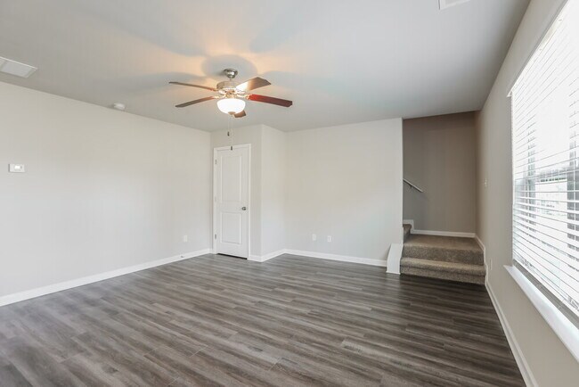 Building Photo - 317 Nutwood Trce