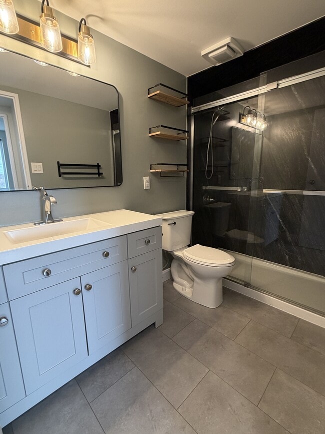 Building Photo - 155 Front St N