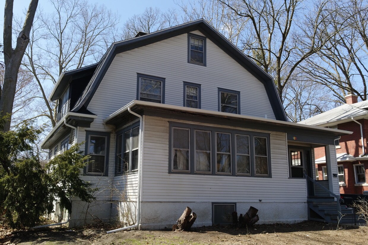 Foto principal - 907 S Busey Ave