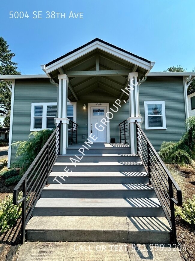 Building Photo - Spacious Home Close to Reed College!