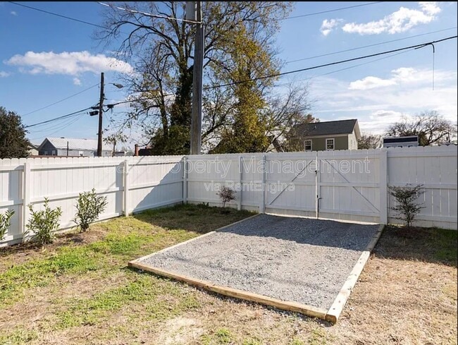 Building Photo - 2010 Maury St