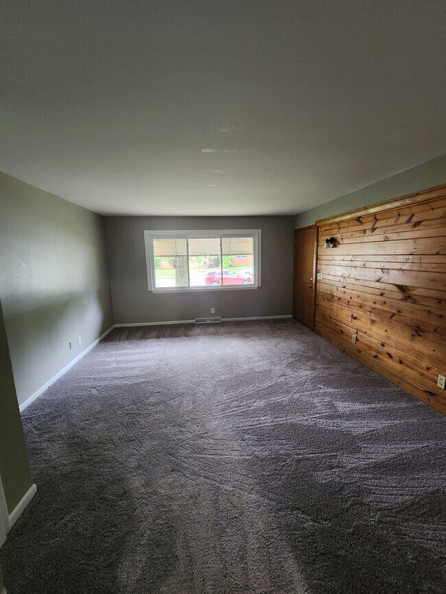 Building Photo - 8236 W Villard Ave
