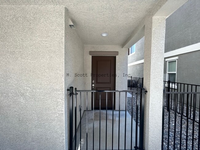 Foto del edificio - 916 Summer Ct