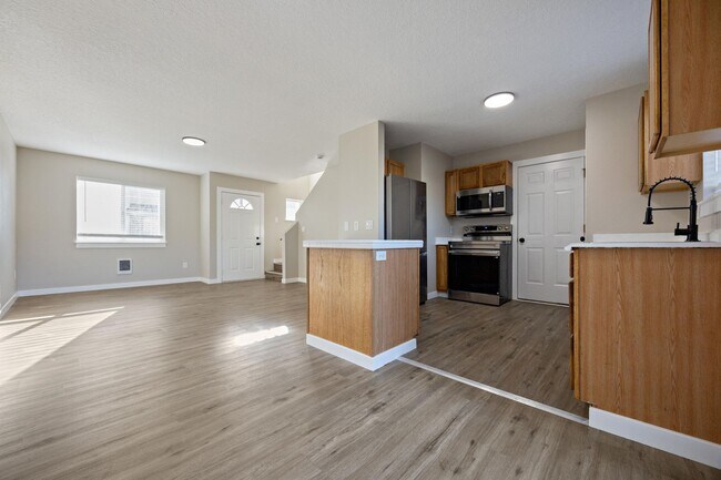 Building Photo - 3 bedroom, 2.5 bathroom home - SE Portland