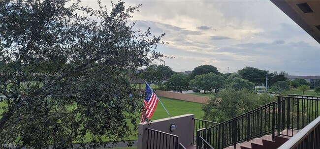 Foto del edificio - 1 br, 1 bath Condo - 13475 SW 9th St Apt A...