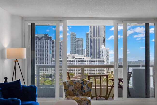 Foto del edificio - 1717 N Bayshore Dr