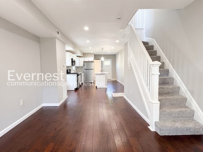Building Photo - 3 Bed/1.5 Bath Townhome with fenced yard and deck/ Available Now!