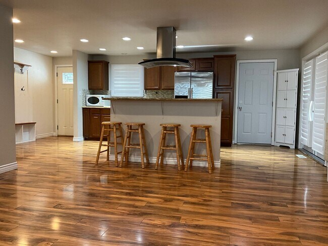 Foto del edificio - Beautiful 3 bedroom / 2 bathroom Home in C...