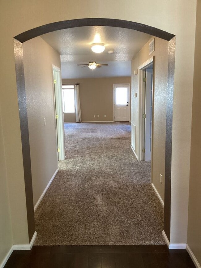 Foto del edificio - 3 bedroom, 2 Bath Ranch Home with 2 Car At...