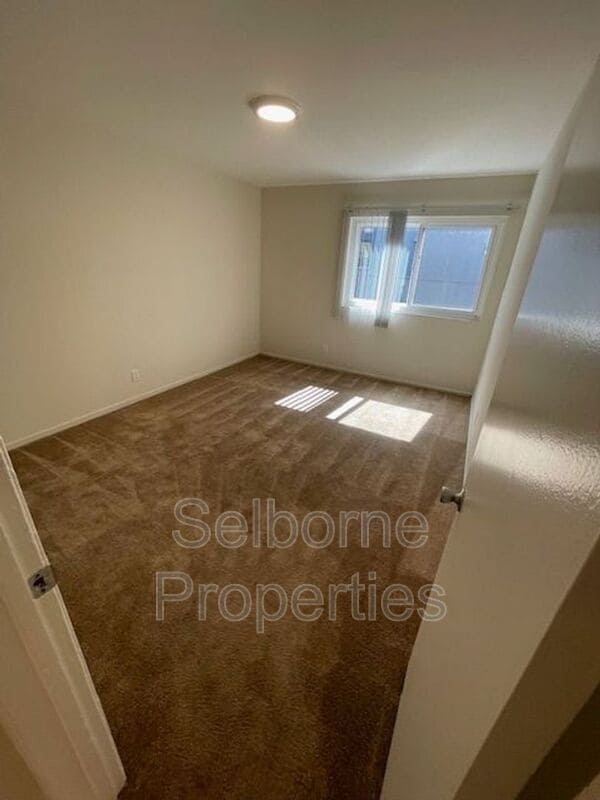 Building Photo - 407 Fairmount Ave