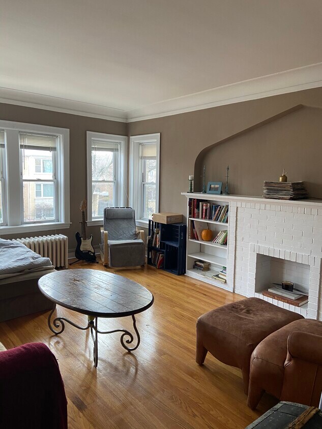 Living room - 5338 W Foster Ave