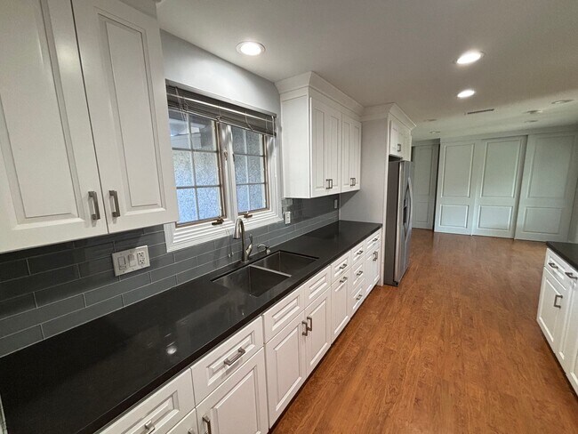 Foto del edificio - NICE 2 Bedroom Home with Large Enclosed Ya...