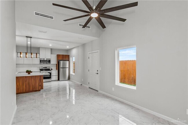 Building Photo - 900 hidden hills