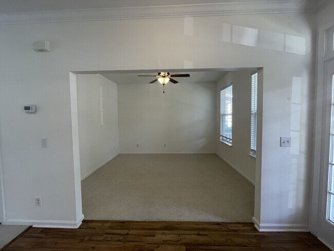Building Photo - 15 6th Ave