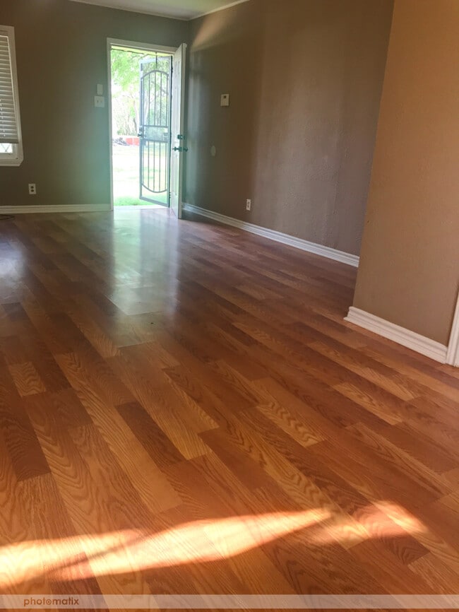 Foto del edificio - 509 Bluebonnet Dr