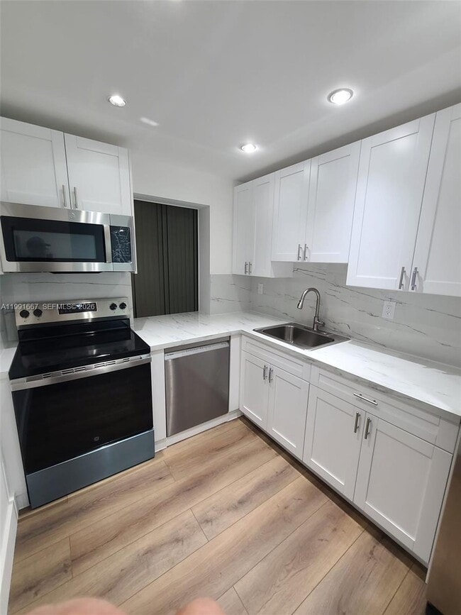 Foto del edificio - 17570 Atlantic Blvd